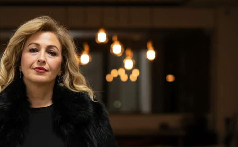 O ju Taj  mos luani ping pong me studentët