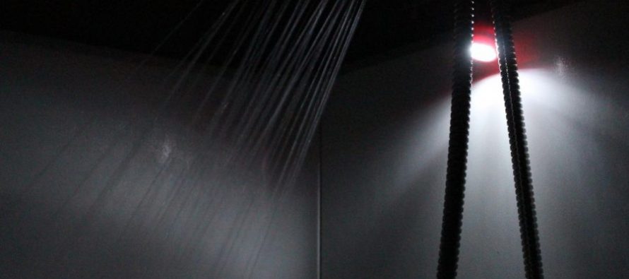 “Dushi në errësirë”, trendi i ri që premton gjumë më të mirë