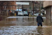 Përmbytje në disa rajone të vendit pas reshjeve – 180 persona të evakuuar në Kërçovë