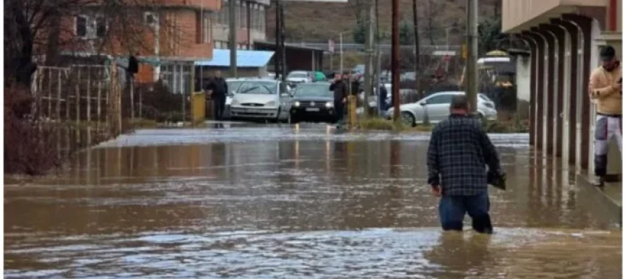 Përmbytje në disa rajone të vendit pas reshjeve – 180 persona të evakuuar në Kërçovë