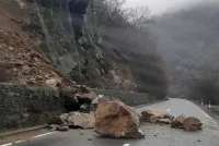 Rrëshqitje dheu në A1 Katllanovë–Veles, trafiku devijohet në një korsi