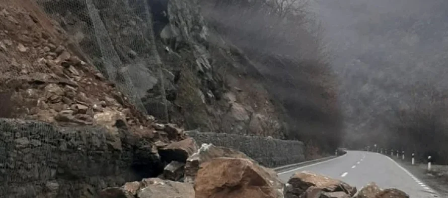 Rrëshqitje dheu në A1 Katllanovë–Veles, trafiku devijohet në një korsi