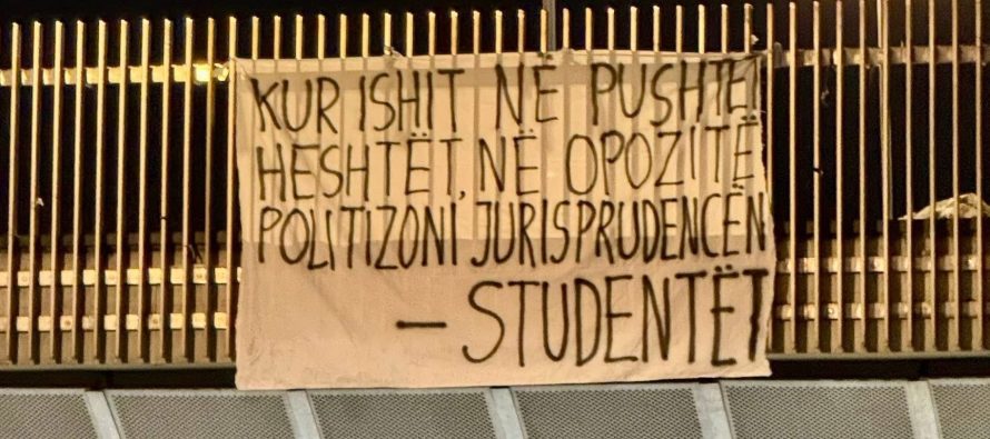 Aktivistë partiakë vendosën pankarta anti-BDI në emër të studentëve