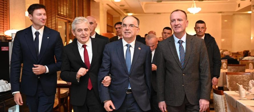 Ali Ahmeti dhe Arben Taravari urojnë mësuesit shqiptarë për 7 Marsin