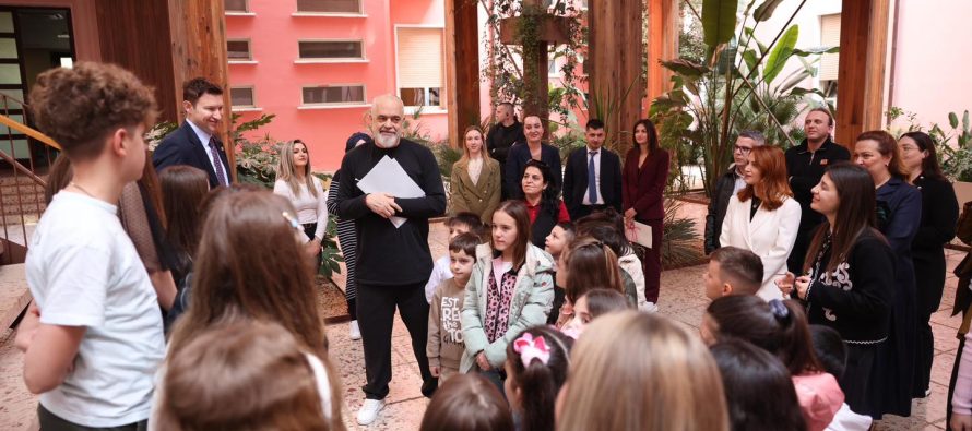 Denion Meidani dërgon fëmijët shqiptarë nga Manastiri në takim te kryeministri Edi Rama