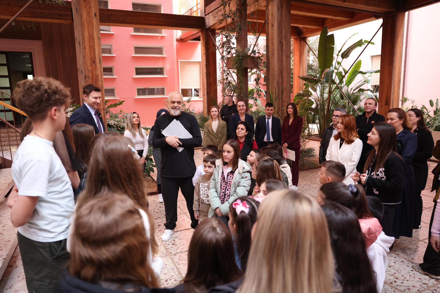 Denion Meidani dërgon fëmijët shqiptarë nga Manastiri në takim te kryeministri Edi Rama