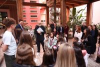 Edi Rama uron 7 Marsin me nxënës nga Manastir: Gjuha na mban të lidhur