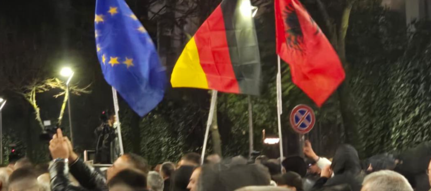 Berisha mbyll kapitullin “Trump”? Flamujt gjermanë dominojnë protestën