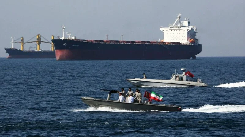 Ngushtica e Hormuzit   Politika në veprim