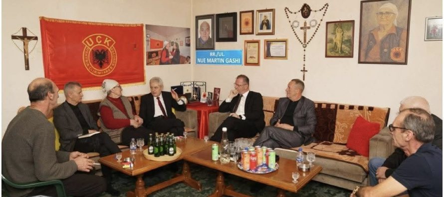 Ali Ahmeti në krahët e nënës Stanë Pjetër Gashi