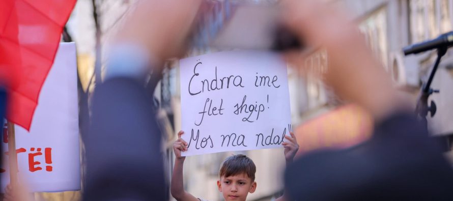 “Drejtësi, jo lëmoshë” – 20 fotografitë pikante nga protesta e studentëve