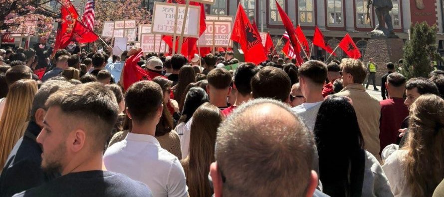Mijëra studentë në Shkup: “Gjuha shqipe nuk negociohet” – kërkohet dorëheqja e ministrit Igor Filkov