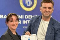 Çairi bën histori: Grua zgjidhet kryetare e nëndegës së BDI-së, “Mehmet Gega”