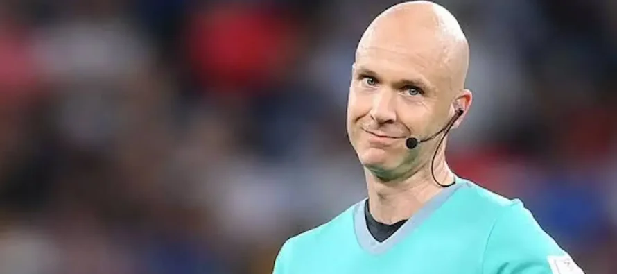 Anthony Taylor i jep fund karrierës si arbitër profesionist në moshën 47-vjeçare