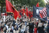 Me plisa, flamuj e tupanë – Protestë masive në Tiranë për studentët në Shkup