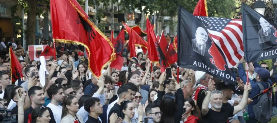 Me plisa, flamuj e tupanë – Protestë masive në Tiranë për studentët në Shkup