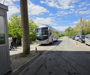 Pas bllokimit të studentëve nga Tirana, paralizohet edhe kufiri me Kosovën