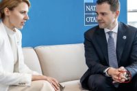 Gjest i pahijshëm apo keqkuptim? Fotoja e ministrit Mucunski hap debat