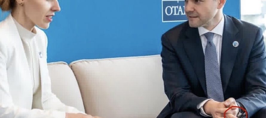 Gjest i pahijshëm apo keqkuptim? Fotoja e ministrit Mucunski hap debat