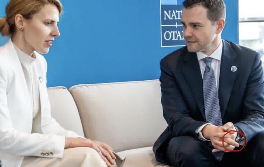 Gjest i pahijshëm apo keqkuptim  Fotoja e ministrit Mucunski hap debat