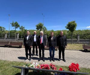 Ali Ahmeti nderon Tahir Sinanin dhe Muharrem Dinën: “Lavdi e përjetshme për sakrificën e tyre”