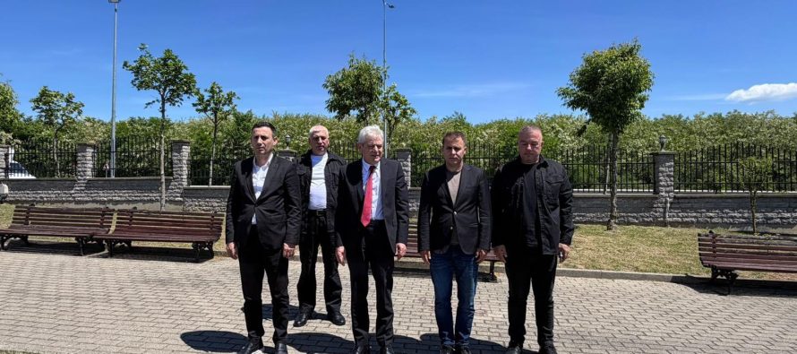 Ali Ahmeti nderon Tahir Sinanin dhe Muharrem Dinën: “Lavdi e përjetshme për sakrificën e tyre”