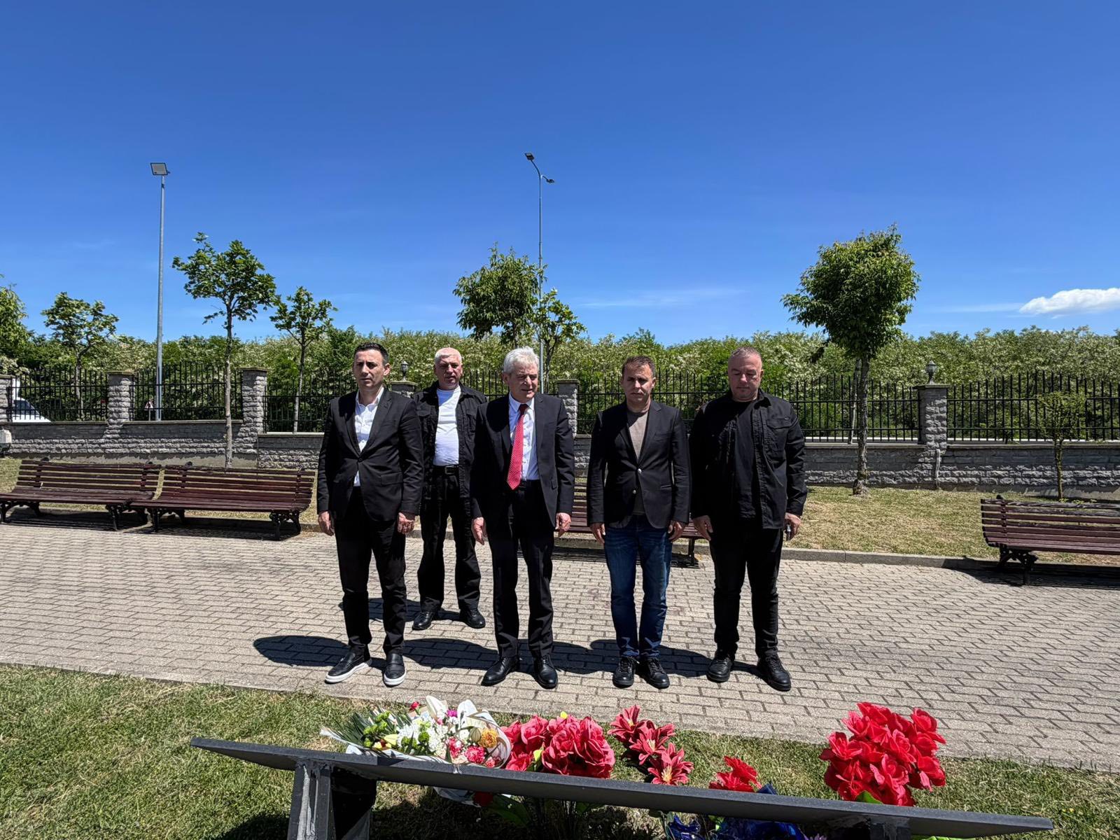 Ali Ahmeti nderon dëshmorët Tahir Sinanin dhe Muharrem Dinën: Lavdi e përjetshme për sakrificën kombëtare 