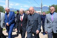 Ahmeti nderon Luan Haradinajn në Deçan: Lavdi e përjetshme dëshmorëve