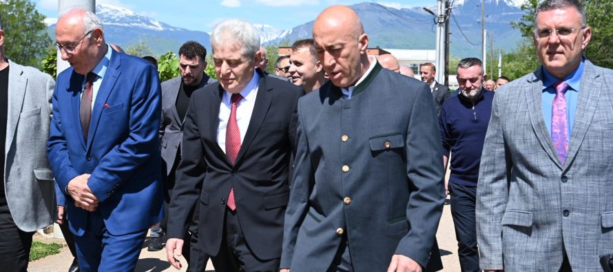 Ahmeti nderon Luan Haradinajn në Deçan: Lavdi e përjetshme dëshmorëve