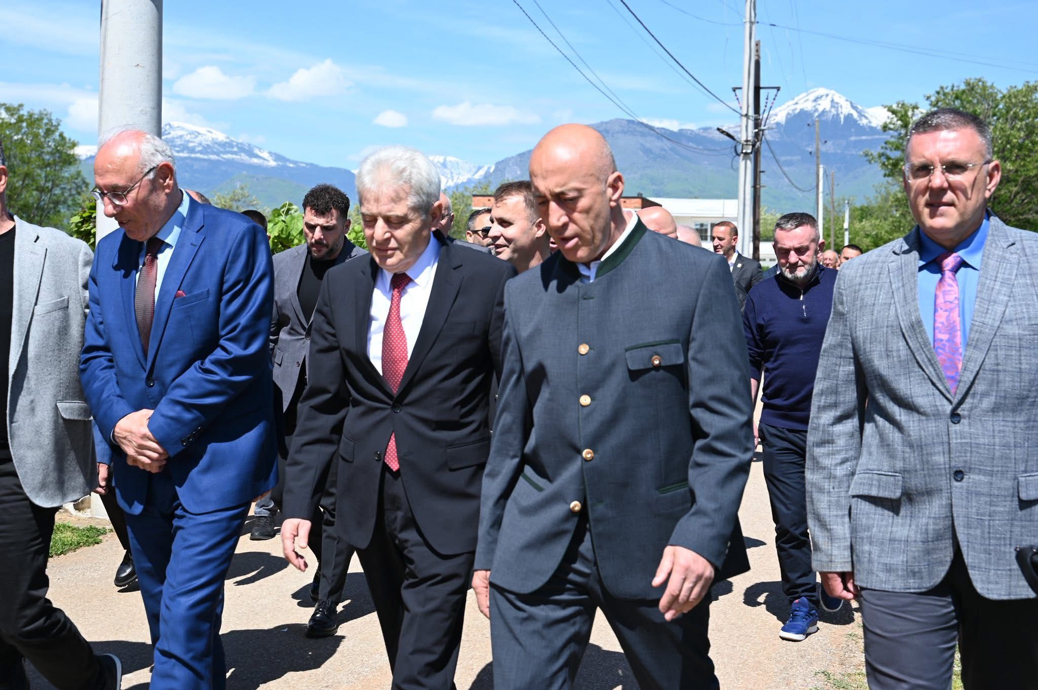 Ahmeti nderon Luan Haradinajn në Deçan: Homazhe për dëshmorët e kombit 