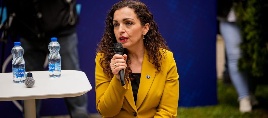 Vjosa Osmani për protestën në Shkup: Ngrihuni në mbrojtje të gjuhës