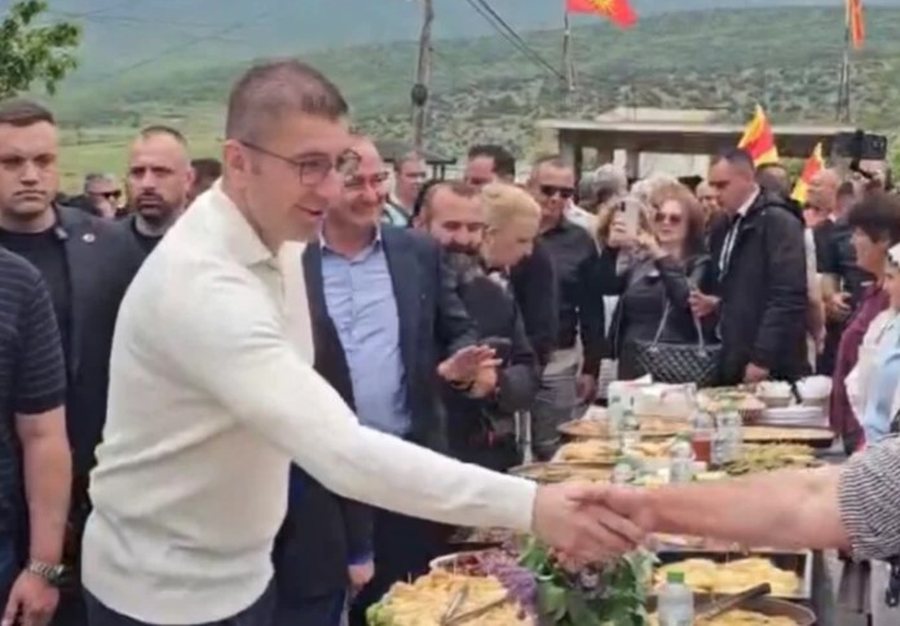 Mickoski me mesazh provokues nga Pusteci i Shqipërisë  intonohet vetëm himni maqedonas 