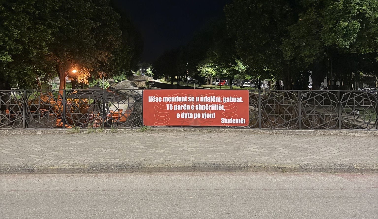 Studentët shqiptarë paralajmërojnë protesta të reja për gjuhën shqipe në jurisprudencë 