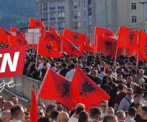 Protesta masive në Shkup sfidon thirrjet e VLEN-it dhe qeverisë: Studentët nuk u bindën nga premtimet “së shpejti”