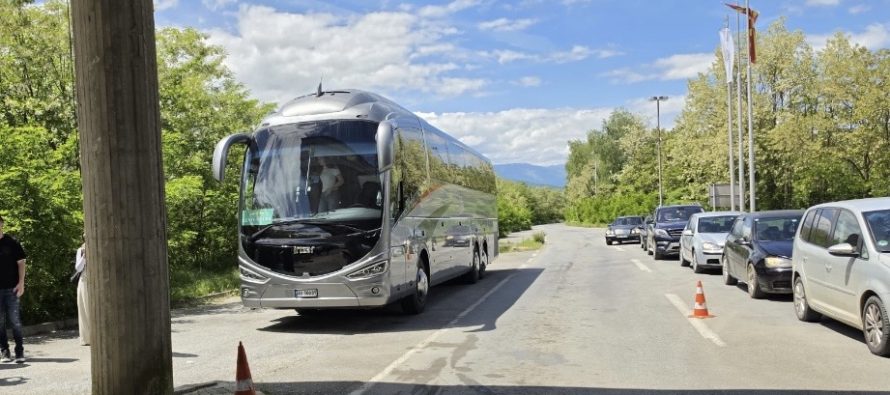 Policia bllokon autobusin nga Tirana në periferi të Shkupit, studentët nuk lejohen të hyjnë në qytet
