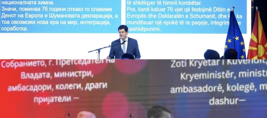 Shqipja në ceremonitë e SHBA-së dhe BE-së, mungon në institucionet shtetërore