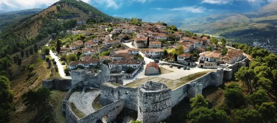 Berati, qyteti shqiptar që ruan historinë mijëravjeçare dhe magjeps turistët nga e gjithë bota