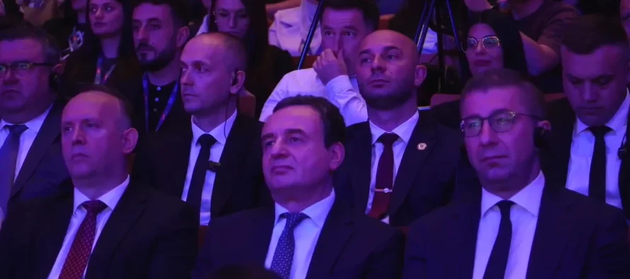 Kongresi i VLEN, Kurti në krah të Mickoskit, për herë të parë ‘harrohet’ himni shqiptar