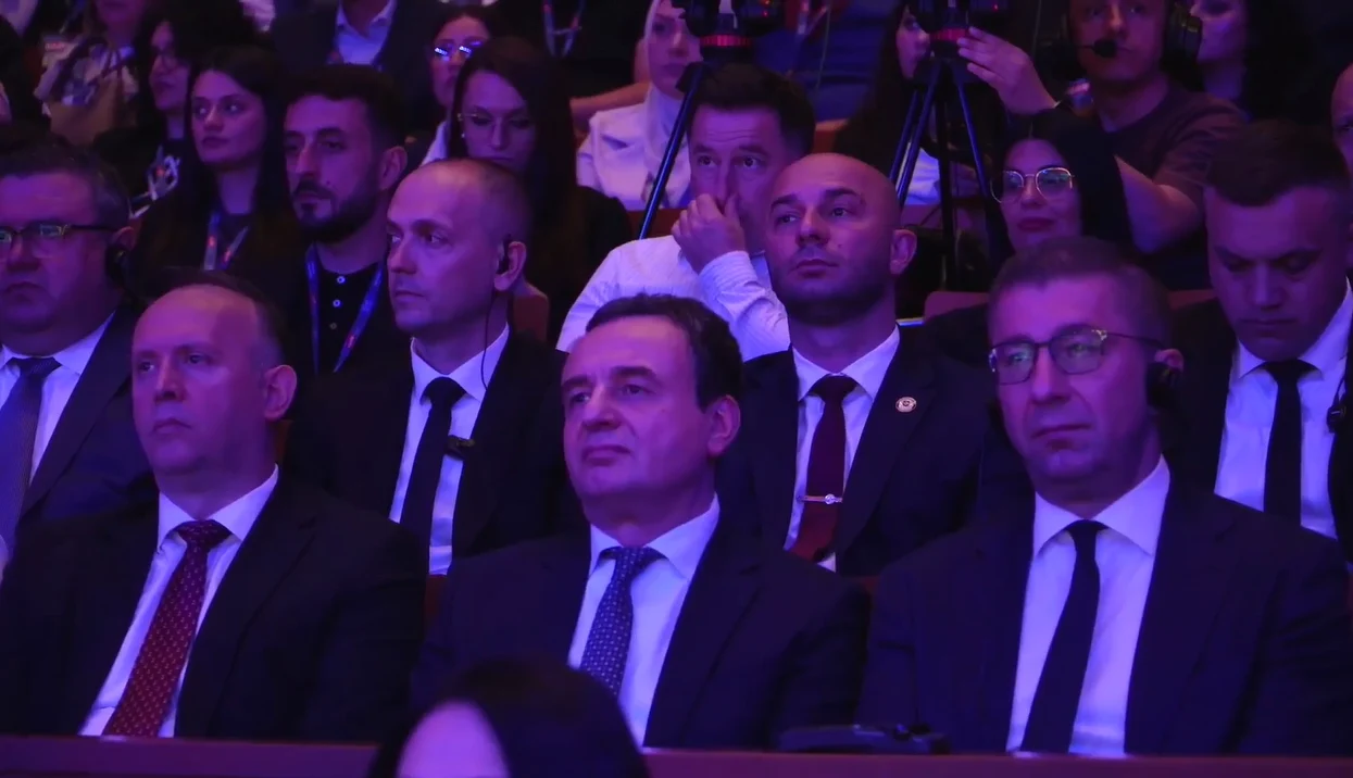Kongresi i VLEN  Kurti në krah të Mickoskit  për herë të parë  harrohet  himni shqiptar