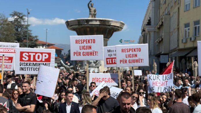 Studentët shqiptarë protestojnë në Shkup për të drejtat gjuhësore: Kërkesa për provime në shqip
