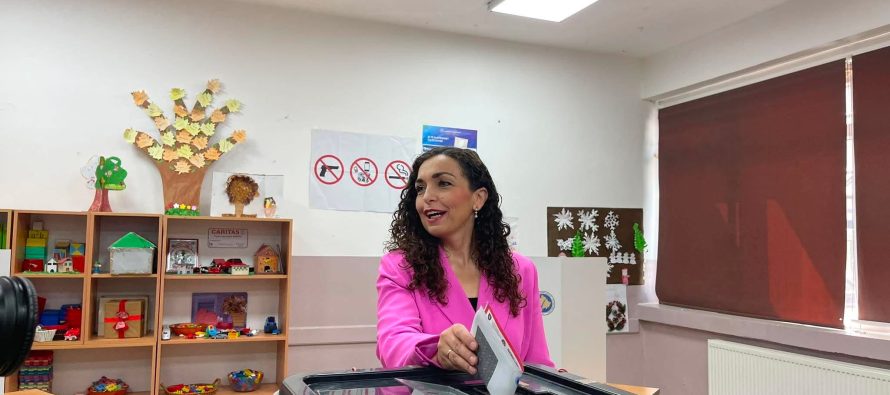 Vjosa Osmani voton në Hajvali, ushtron të drejtën e saj kushtetuese