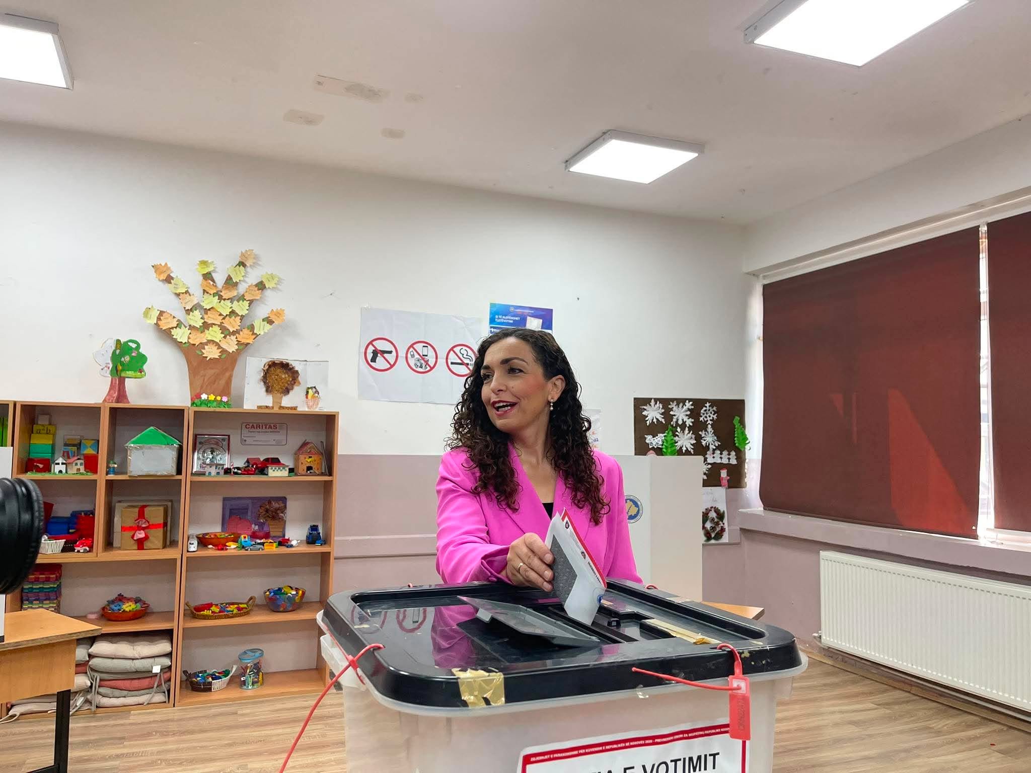 Vjosa Osmani voton në Hajvali  ushtron të drejtën e saj kushtetuese