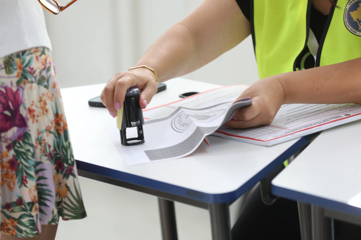 98 08  e votave të numëruara  Kanë mbetur edhe 48 kuti pa u procesuar  opozita më shumë vota