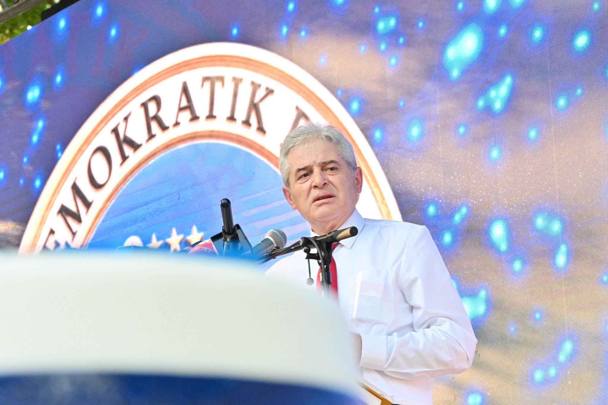 ali-ahmeti-permend-krismat-e-avni-rustemit-ne-paris-fjalimi-i-plote-ne-24-vjetorin-e-themelimit-te-bdi-se-video