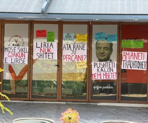 Mbulohet me parulla lokali ku Vetëvendosje hapi shtabin në Shkup: “Liria nuk shitet”, “Mos përçani kombin”