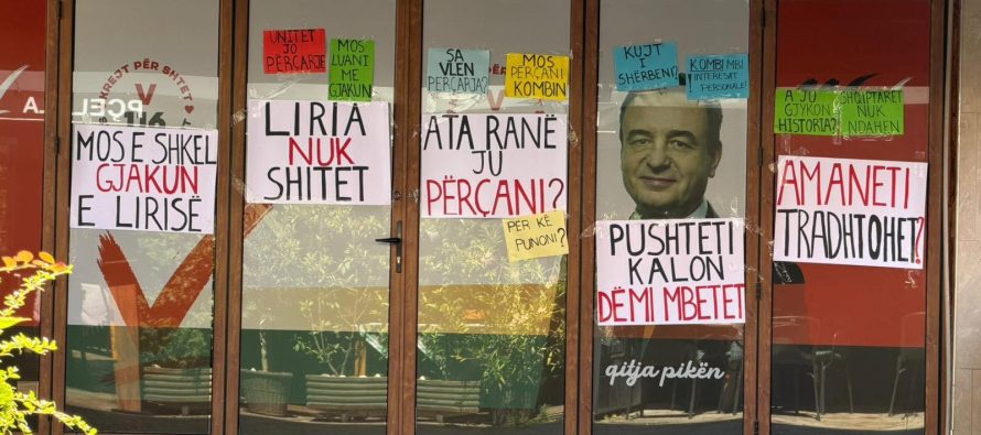 Mbulohet me parulla lokali ku Vetëvendosje hapi shtabin në Shkup: “Liria nuk shitet”, “Mos përçani kombin”