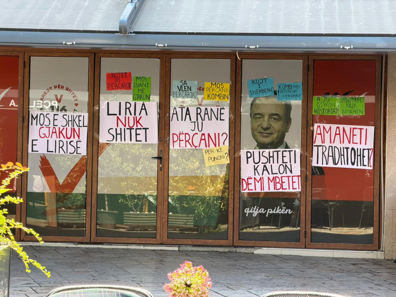 Mbulohet me parulla lokali ku Vetëvendosje hapi shtabin në Shkup   Liria nuk shitet    Mos përçani kombin 