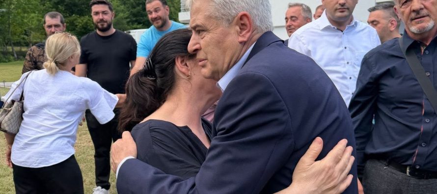 Ali Ahmeti ngushëllon familjen e Heroit të Kombit Jashar Salihu pas ndarjes nga jeta të Blerim Salihut