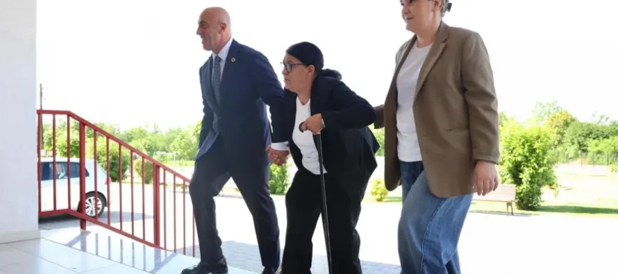 Ramush Haradinaj voton bashkë me nënën e vet