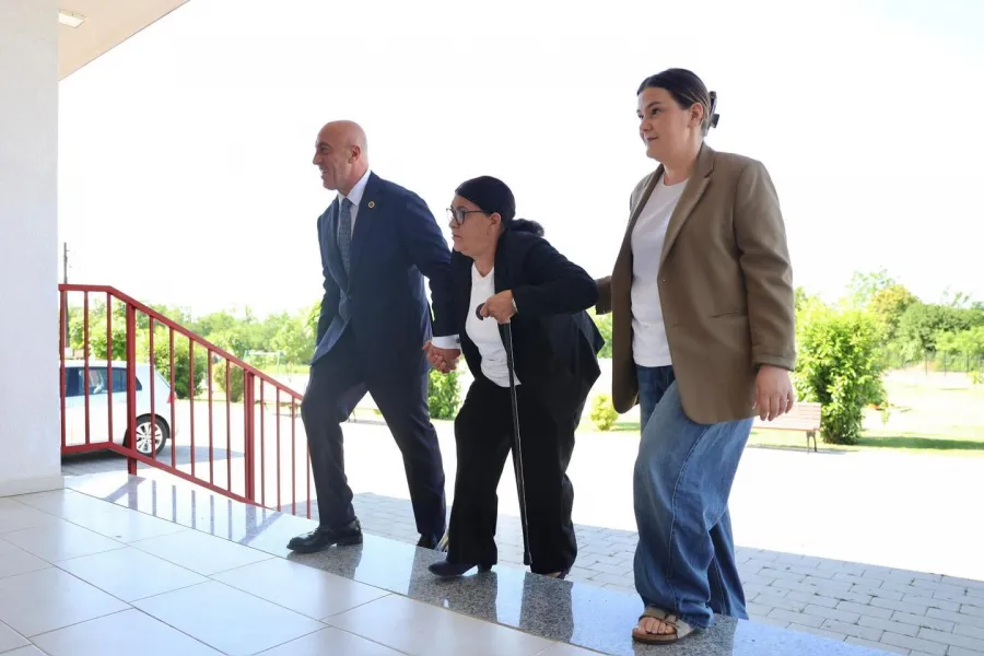 Ramush Haradinaj voton bashkë me nënën e vet